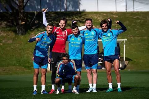 الكشف عن موعد السفر لبرشلونة.. إسبانيا تواصل تحضيراتها لمواجهة منتخب مصر (صور)